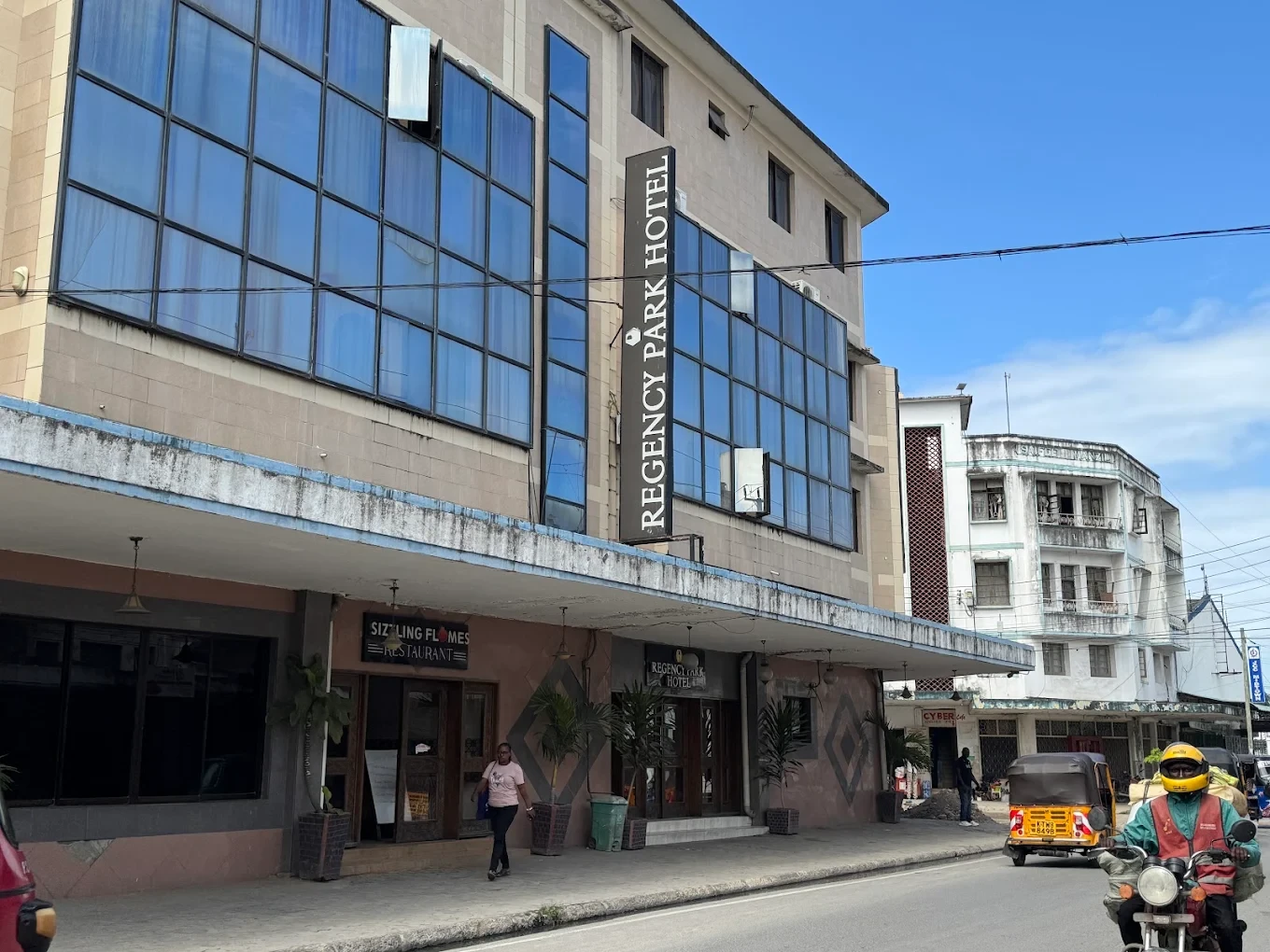 Regency Park Hotel/Sizzling Flames Restaurant